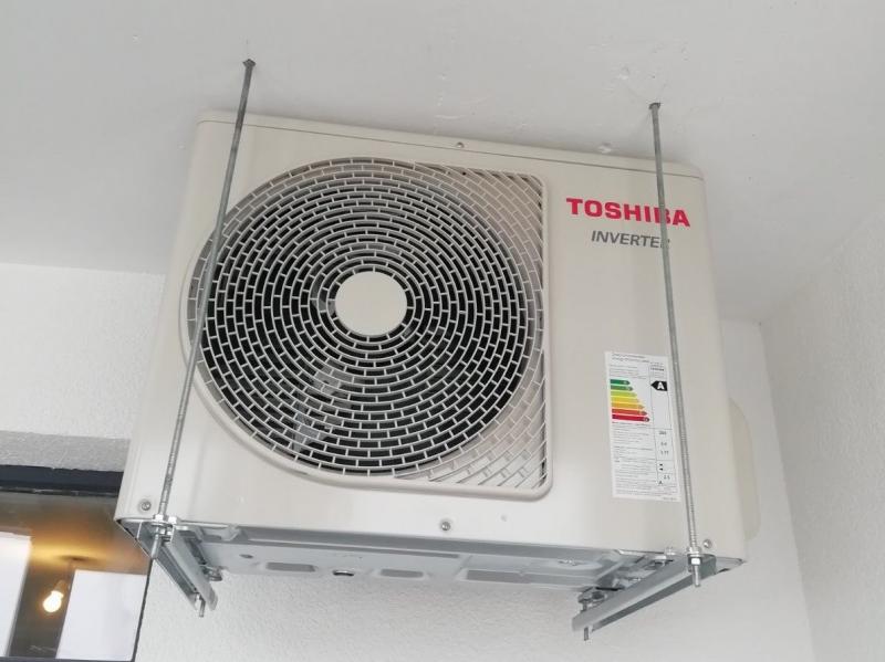 Монтаж наружных блоков кондиционеров на специальные шпильки