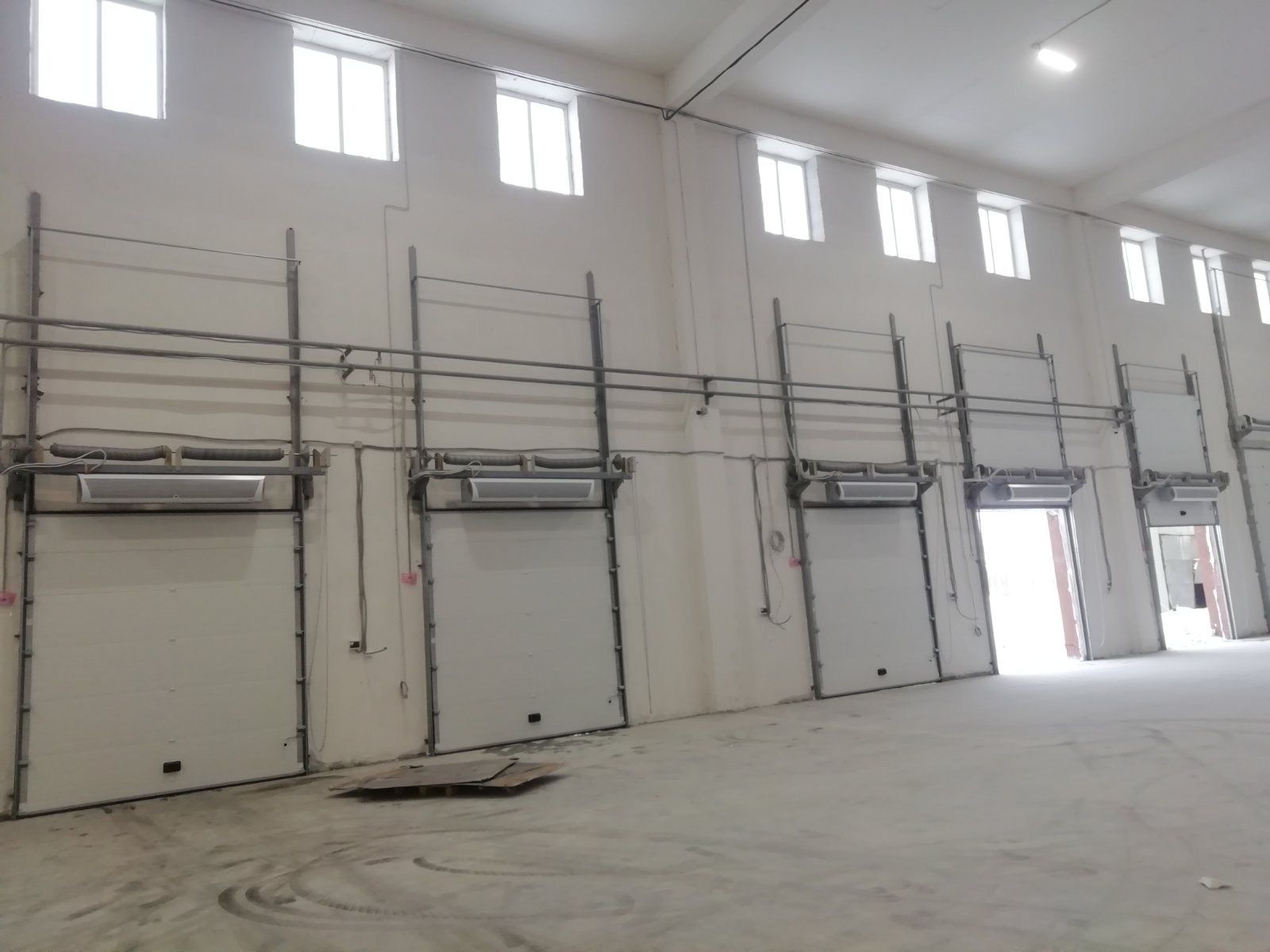 Установка тепловых завес в складском помещении