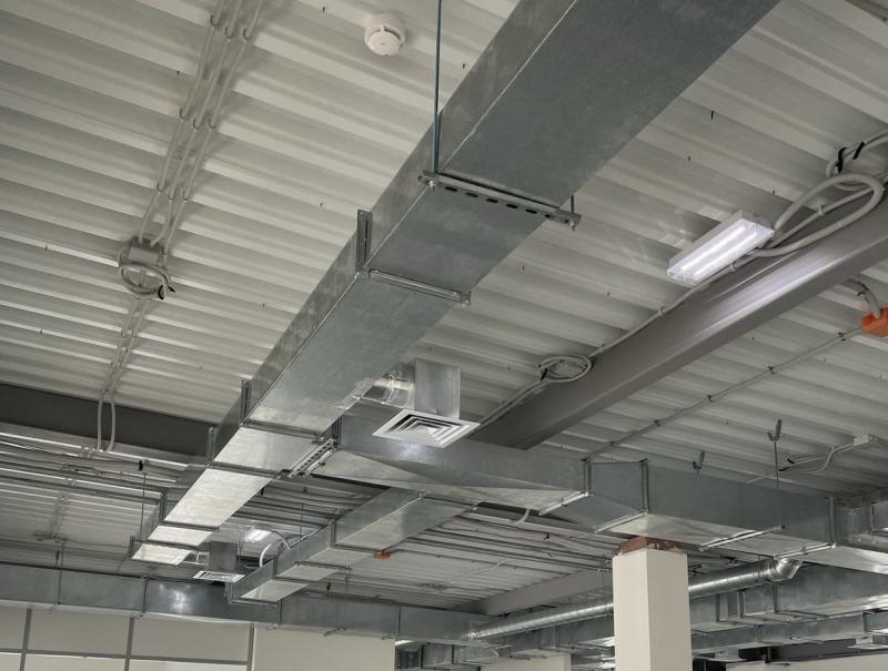 Установка вентиляционной системы в автосалоне