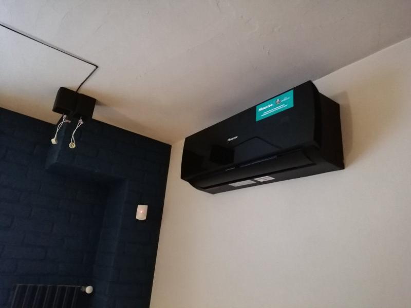 Установка черных настенных кондиционеров Hisense