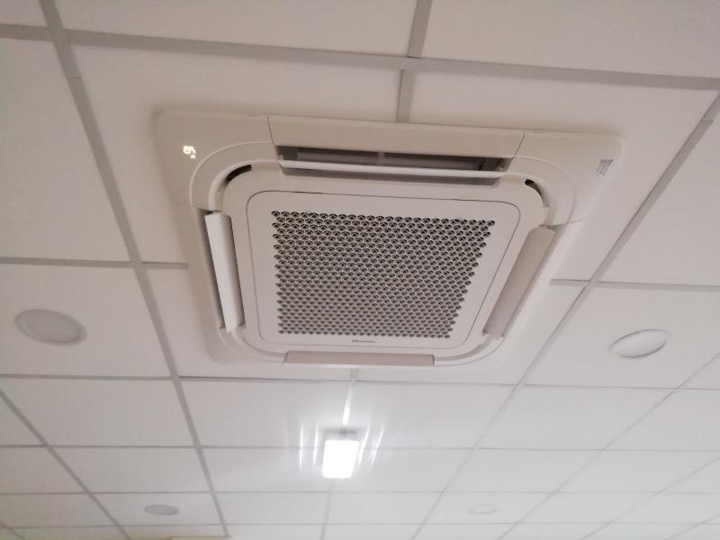 Монтаж кассетных сплит-систем Hisense в автосалоне