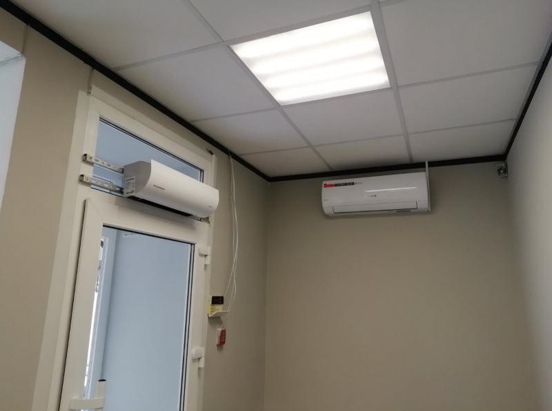 Установка кондиционера и тепловой завесы в офисе