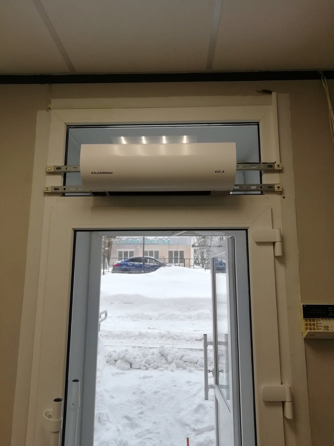 Установка кондиционера и тепловой завесы в офисе
