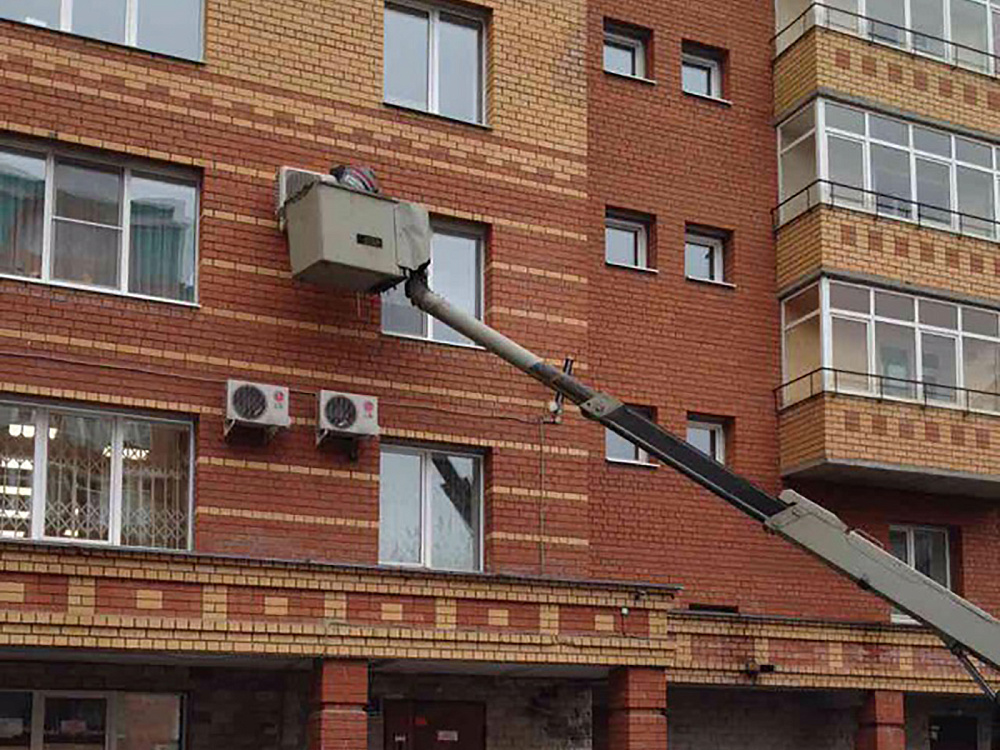 Установка настенных кондиционеров с помощью автовышки