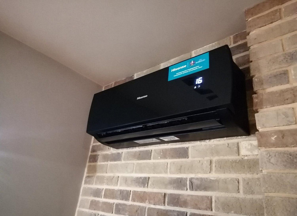 Установка черных настенных кондиционеров Hisense