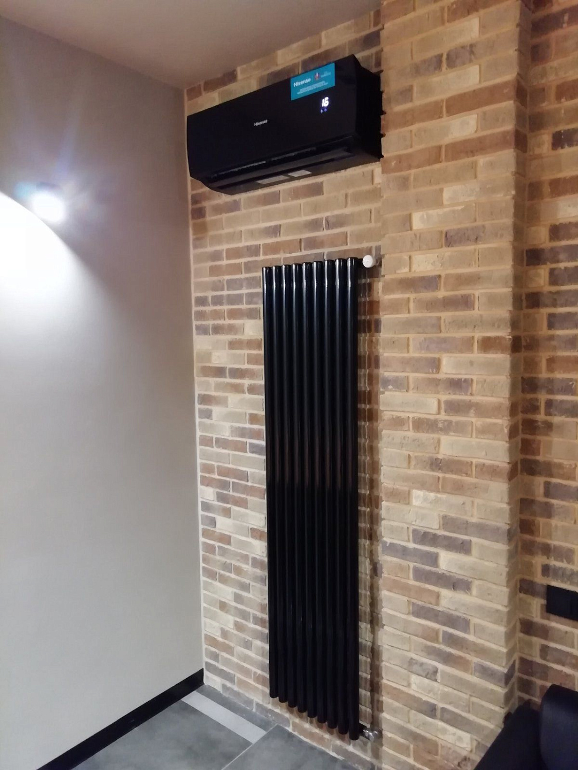 Установка черных настенных кондиционеров Hisense