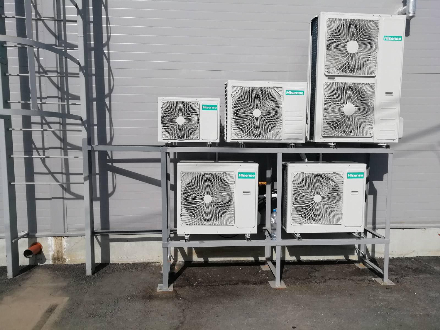 Монтаж кассетных сплит-систем Hisense в автосалоне