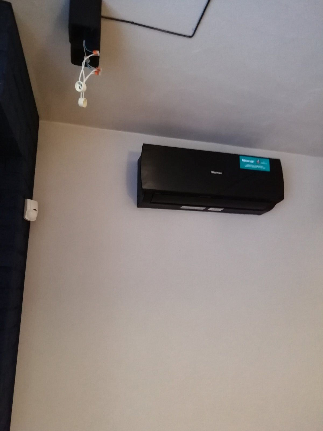 Установка черных настенных кондиционеров Hisense