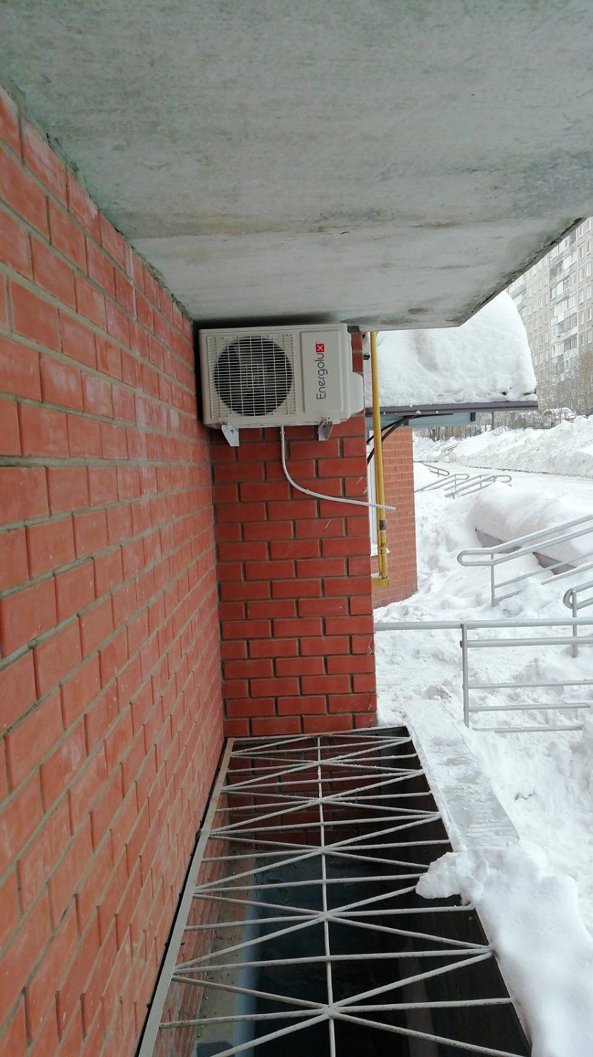 Установка кондиционера и тепловой завесы в офисе